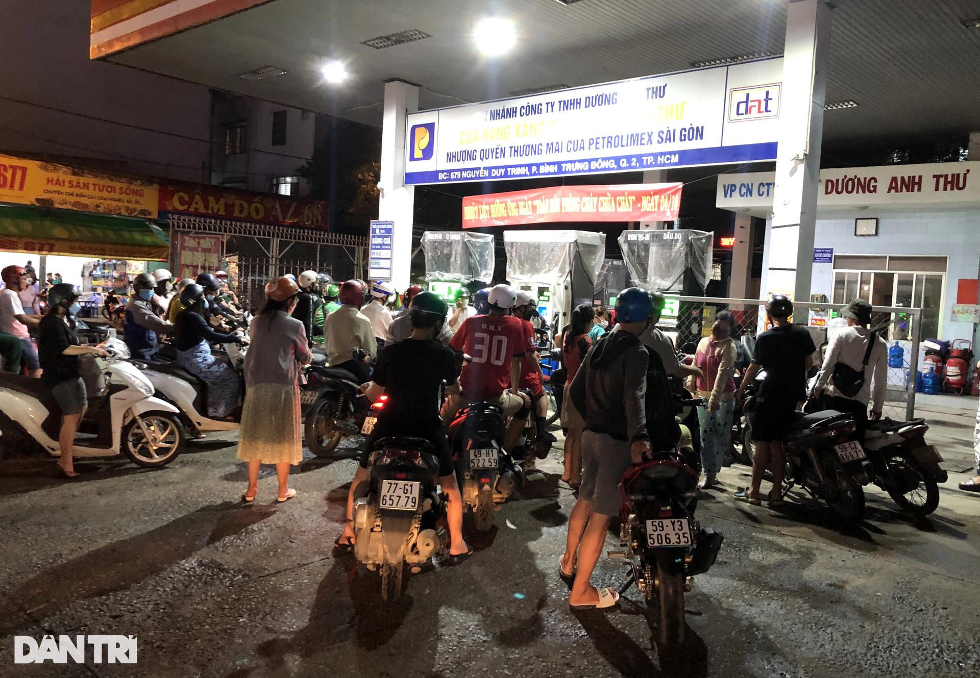 Người dân đẩy bộ xe về nhà trong đêm vì hàng loạt cây xăng ở TPHCM đóng cửa - 16