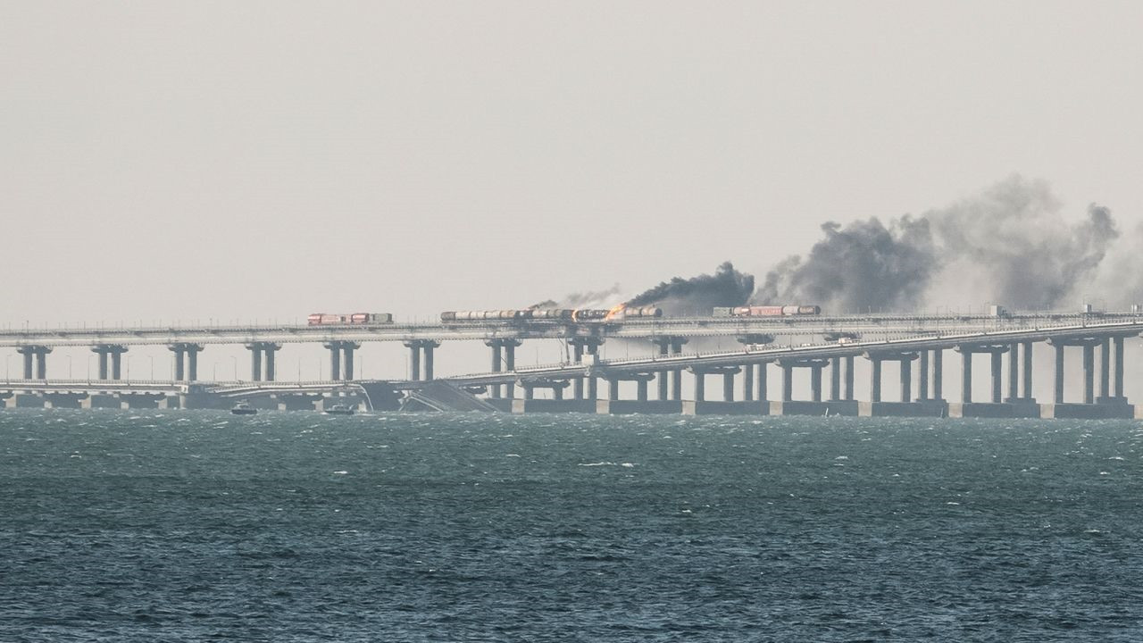 Những nhịp cầu bị sập trong vụ cầu Kerch bị tấn công ngày 8.10. Ảnh chụp màn hình
