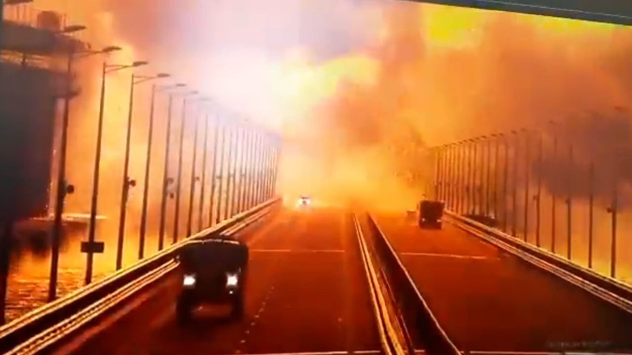 Toàn cảnh vụ nổ sập cây cầu nối Crimea và Nga