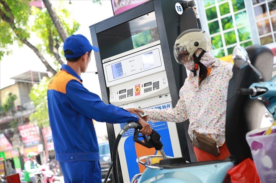 Giá xăng dầu trong nước dự báo tăng đến 2.200 đồng