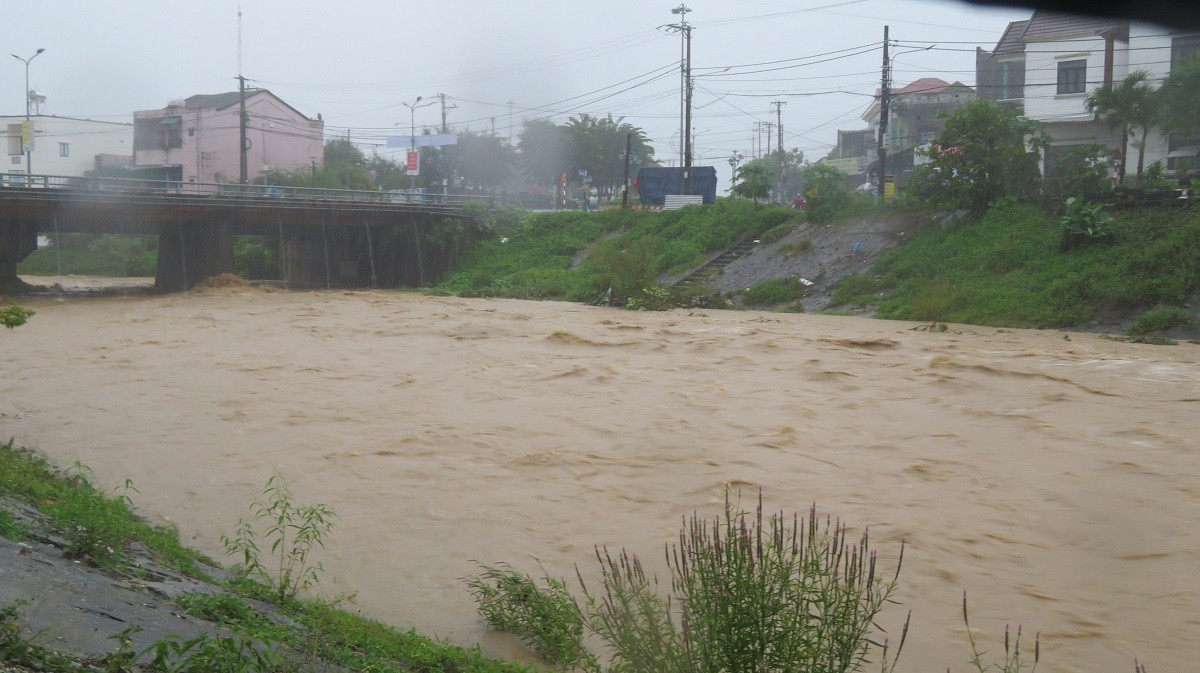 Mưa trắng trời, lũ trên sông ở miền núi Quảng Ngãi cuồn cuộn dâng cao, chảy xiết - 3