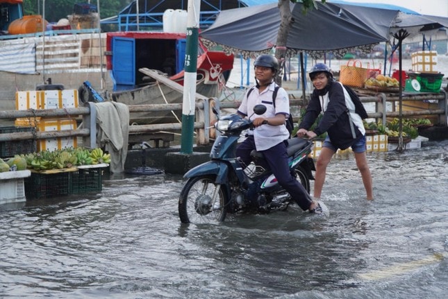 Người dân TPHCM bì bõm về nhà khi triều cường dâng cao ảnh 7