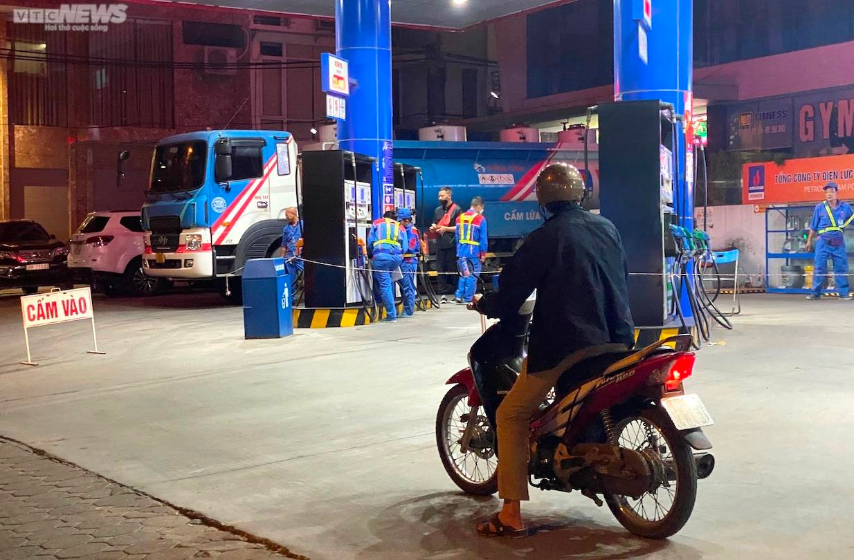 Hà Nội: Người dân ùn ùn xếp hàng chờ mua xăng trước giờ tăng giá - 4