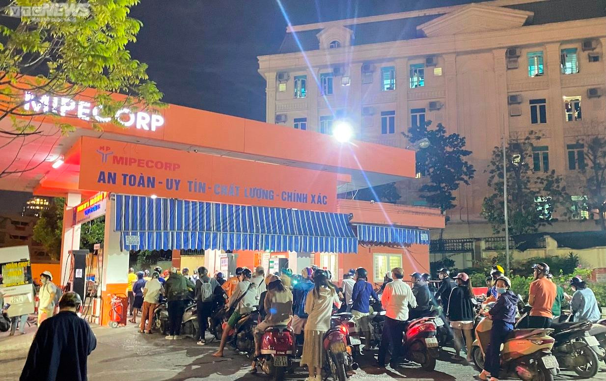 Hà Nội: Người dân ùn ùn xếp hàng chờ mua xăng trước giờ tăng giá - 13