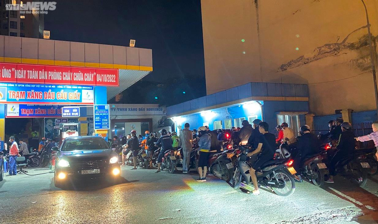 Hà Nội: Người dân ùn ùn xếp hàng chờ mua xăng trước giờ tăng giá - 14