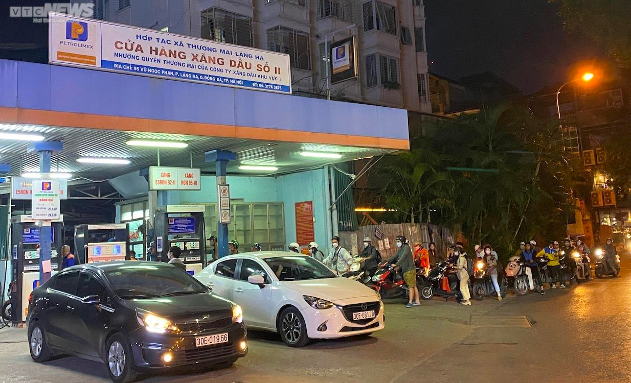 Hà Nội: Người dân ùn ùn xếp hàng chờ mua xăng trước giờ tăng giá - 11