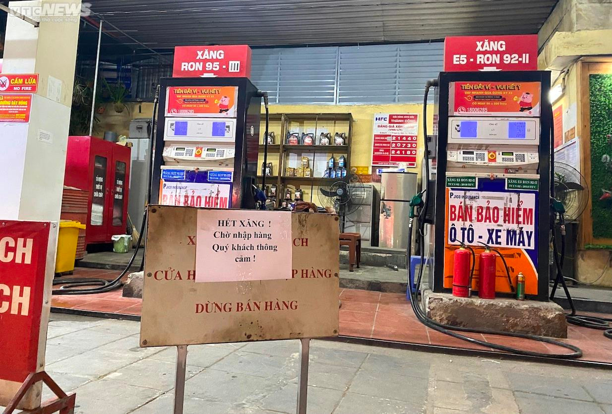 Hà Nội: Người dân ùn ùn xếp hàng chờ mua xăng trước giờ tăng giá - 1