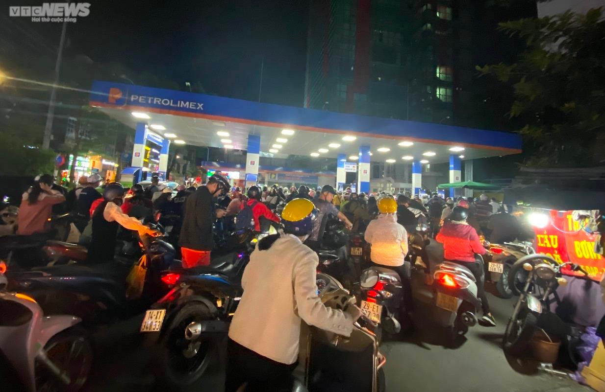 Hà Nội: Người dân ùn ùn xếp hàng chờ mua xăng trước giờ tăng giá - 6