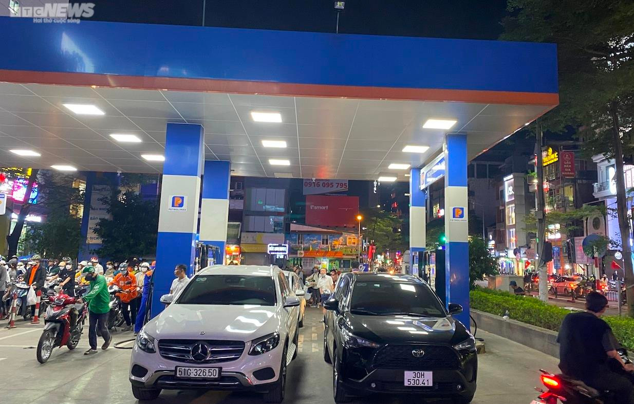 Hà Nội: Người dân ùn ùn xếp hàng chờ mua xăng trước giờ tăng giá - 7