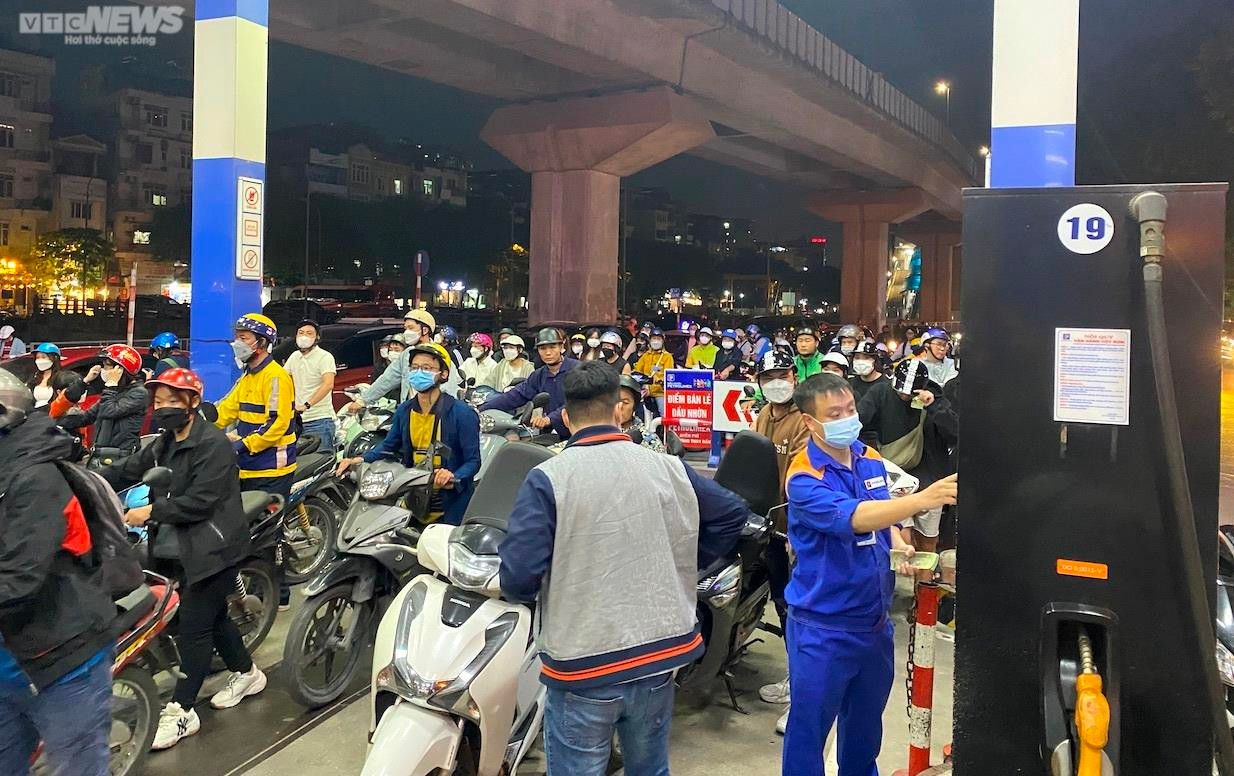 Hà Nội: Người dân ùn ùn xếp hàng chờ mua xăng trước giờ tăng giá - 10