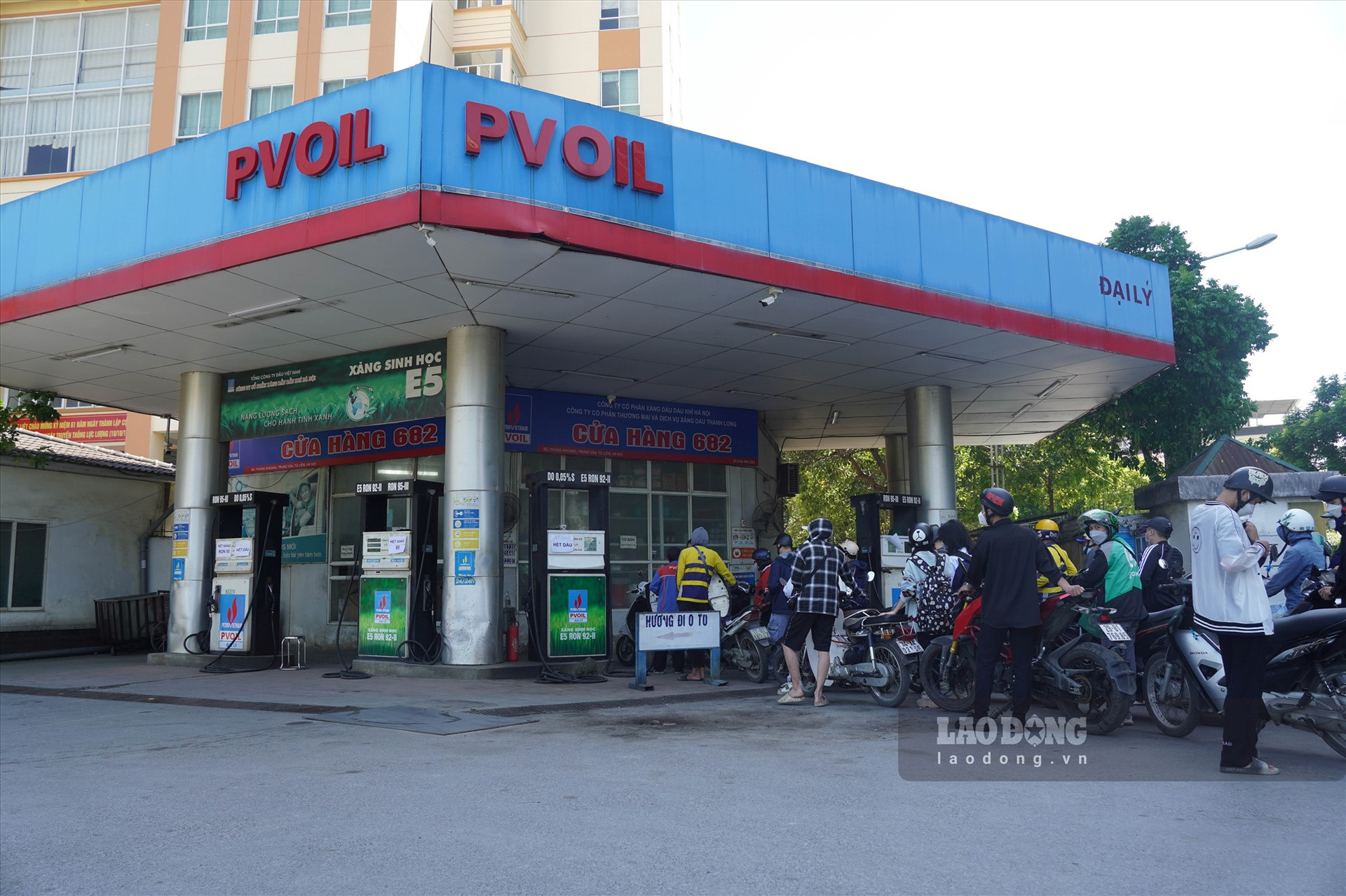 Một cửa hàng xăng trên đường Tố Hữu, quận Hà Đông, cây xăng có bốn trụ bán xăng nhưng chỉ có một trụ hoạt động.