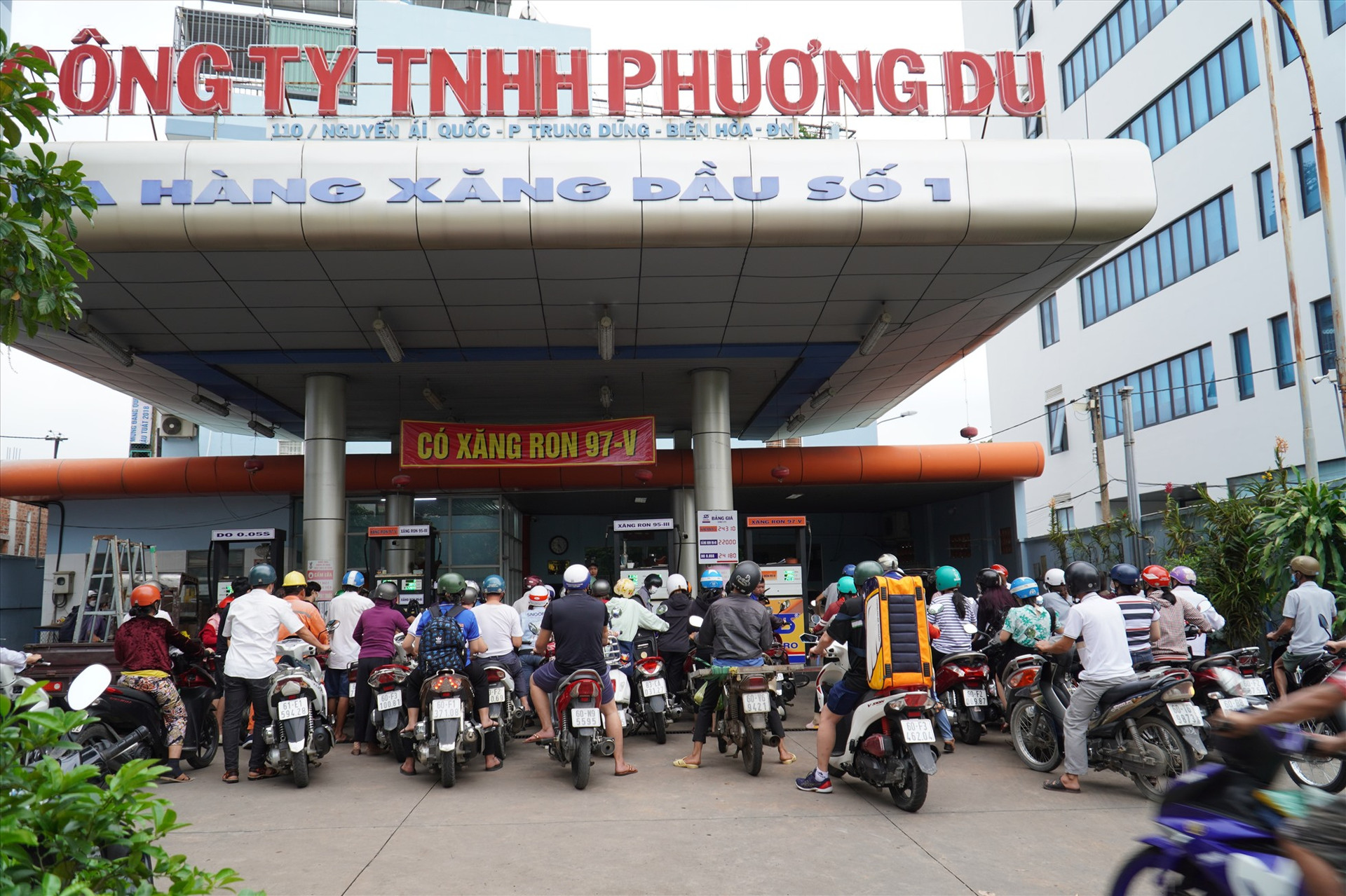 Theo ghi nhận của phóng viên, vào khoảng 15h30 phút ngày 11.10, sau khi xe bồn nhập xăng, cây xăng này trên đường Nguyễn Ái Quốc đã mở bán trở lại. Ngay lập tức, rất đông người dân đã tập trung để mua xăng. Tuy nhiên, cũng chỉ được mua với hạn mức 50.000 đồng/xe máy.