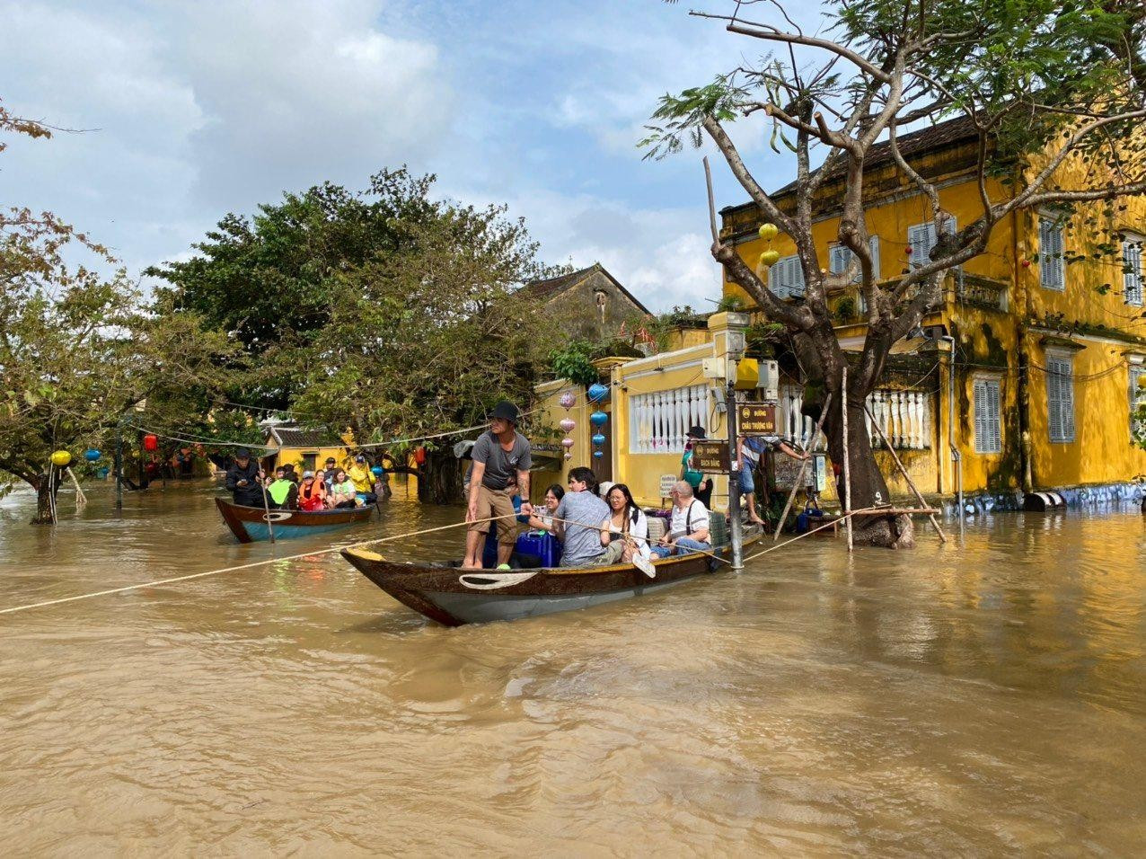 Phố cổ Hội An chìm trong nước lũ, du khách di chuyển bằng ghe thuyền ảnh 1