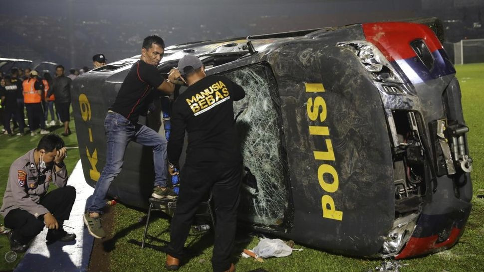 Cảnh sát Indonesia cúi đầu xin lỗi nạn nhân ở thảm kịch 131 người chết - 2