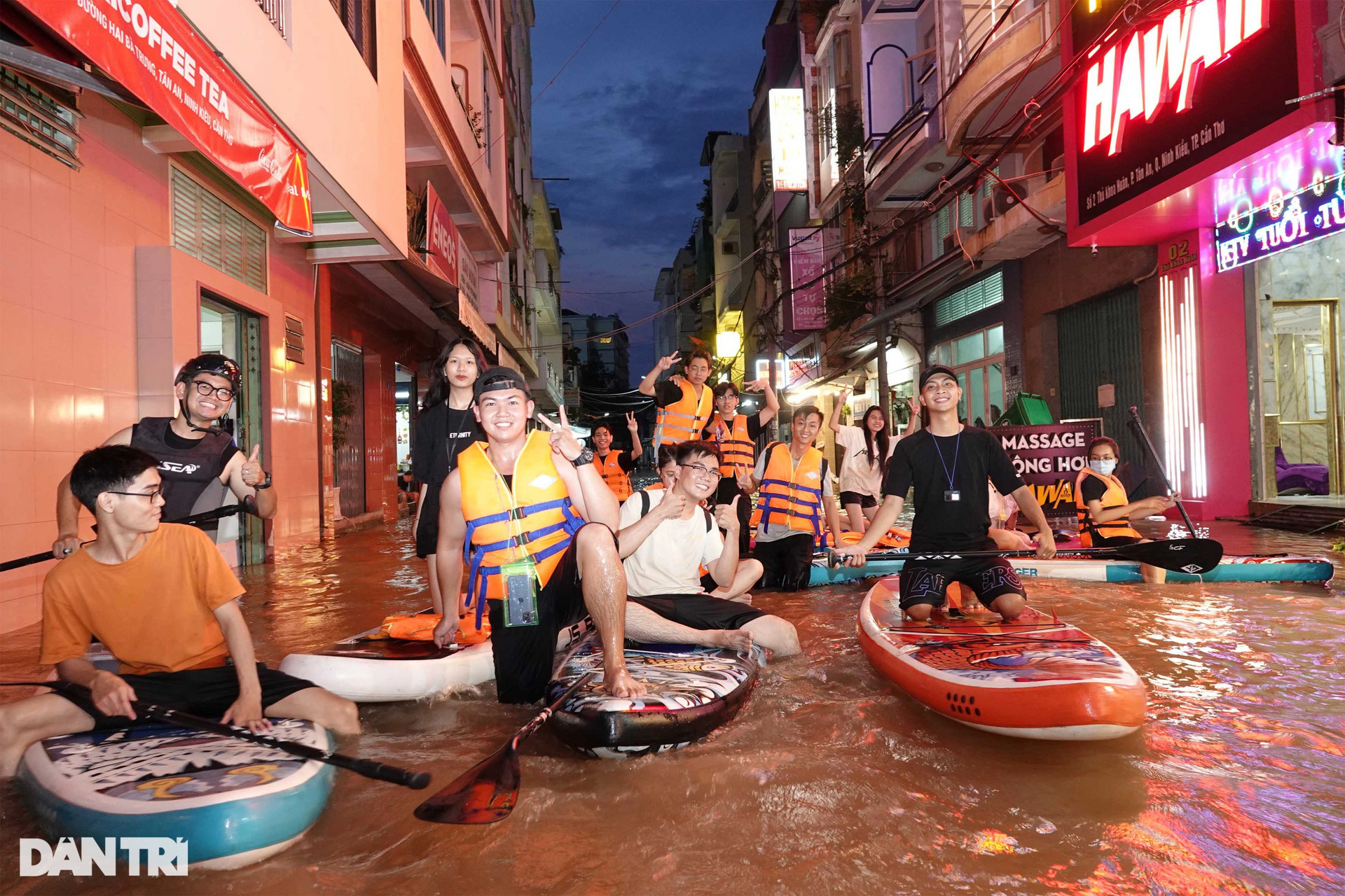 Người dân Tây Đô thích thú chèo thuyền, bơi thau khi đỉnh triều cường lên - 5