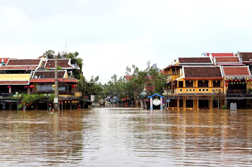 Bất chấp lũ lụt, du khách vẫn đổ về tham quan phố cổ Hội An - 1