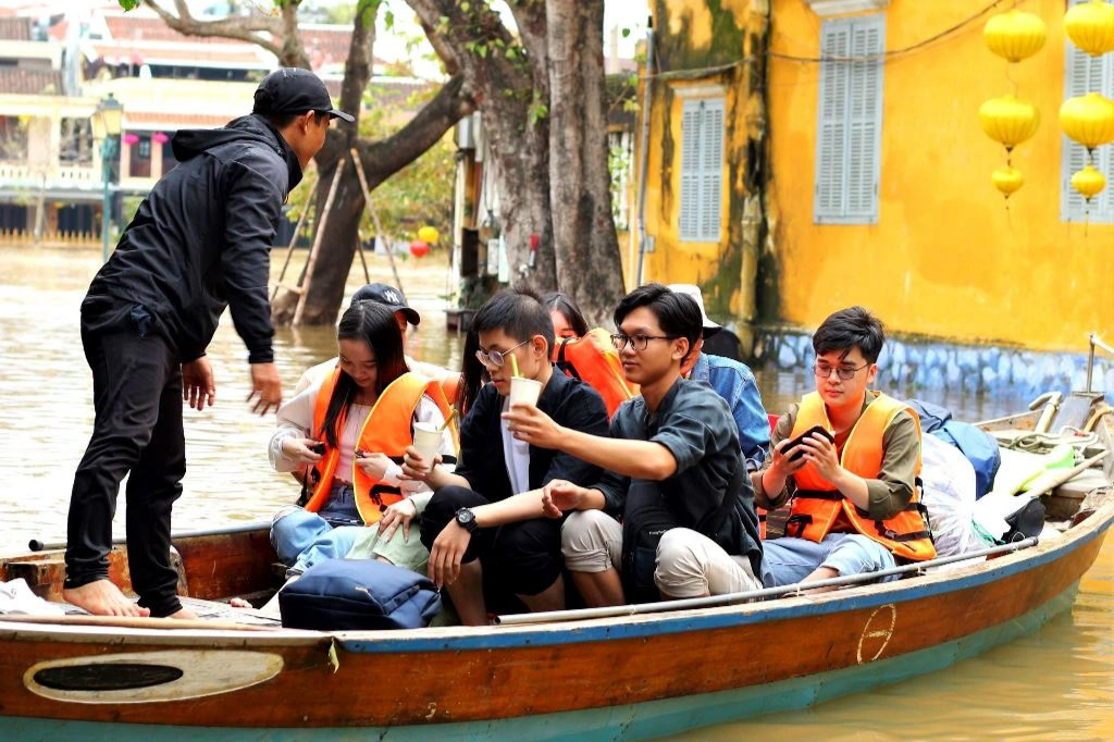 Bất chấp lũ lụt, du khách vẫn đổ về tham quan phố cổ Hội An - 9