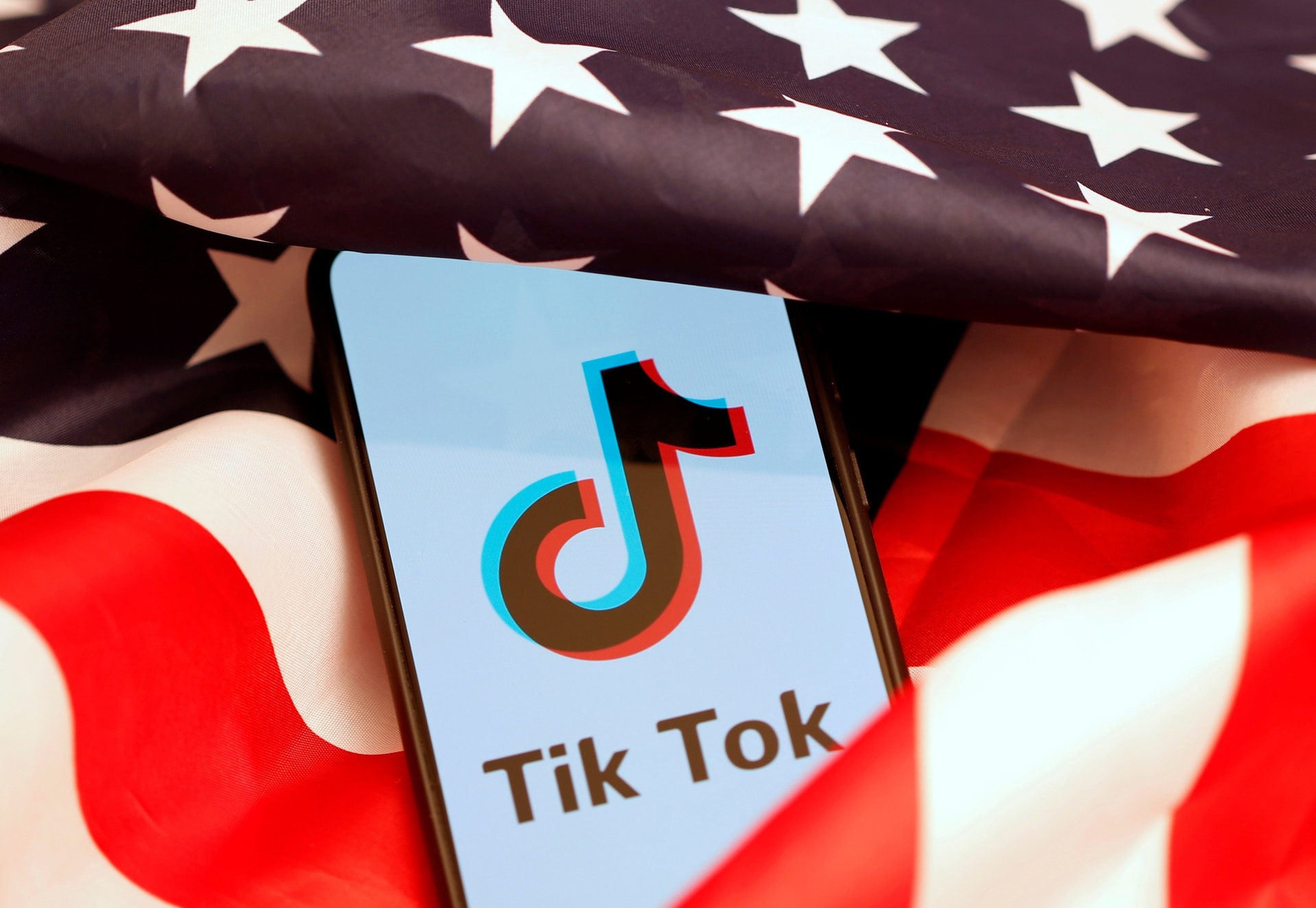 Ai dung sau TikTok anh 2