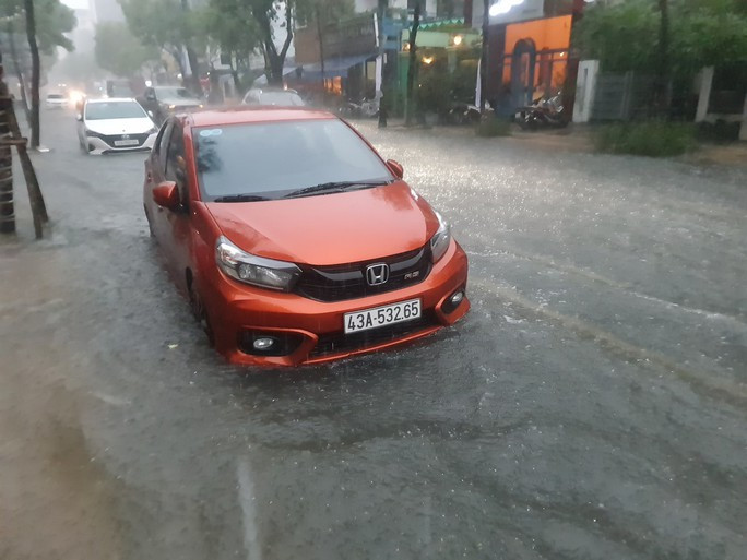 Bão số 5 gây mưa lớn, nhiều tuyến phố ở Đà Nẵng đang ngập sâu - Ảnh 11.