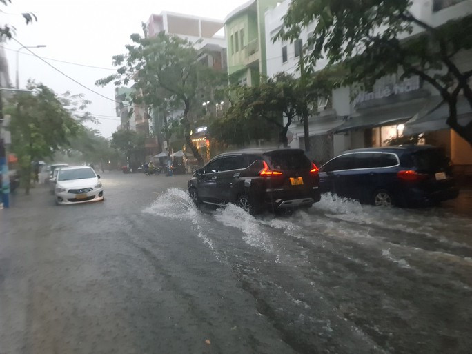 Bão số 5 gây mưa lớn, nhiều tuyến phố ở Đà Nẵng đang ngập sâu - Ảnh 8.