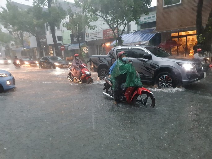Bão số 5 gây mưa lớn, nhiều tuyến phố ở Đà Nẵng đang ngập sâu - Ảnh 6.