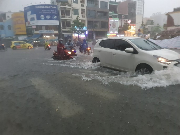 Bão số 5 gây mưa lớn, nhiều tuyến phố ở Đà Nẵng đang ngập sâu - Ảnh 5.