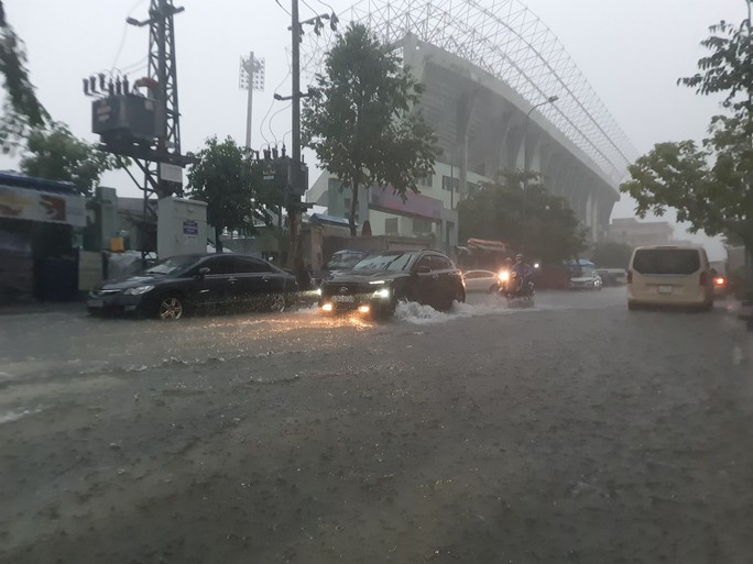 Bão số 5 gây mưa lớn, nhiều tuyến phố ở Đà Nẵng đang ngập sâu - Ảnh 9.
