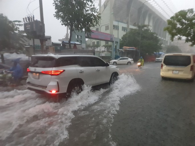 Bão số 5 gây mưa lớn, nhiều tuyến phố ở Đà Nẵng đang ngập sâu - Ảnh 2.