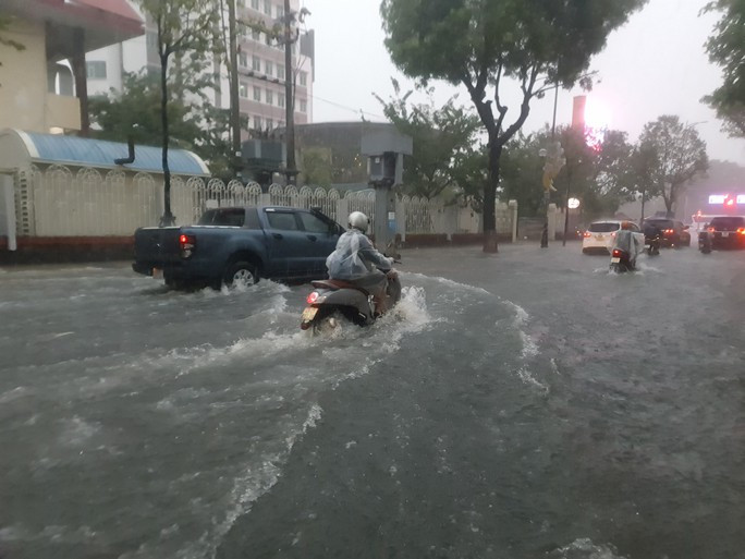 Bão số 5 gây mưa lớn, nhiều tuyến phố ở Đà Nẵng đang ngập sâu - Ảnh 12.