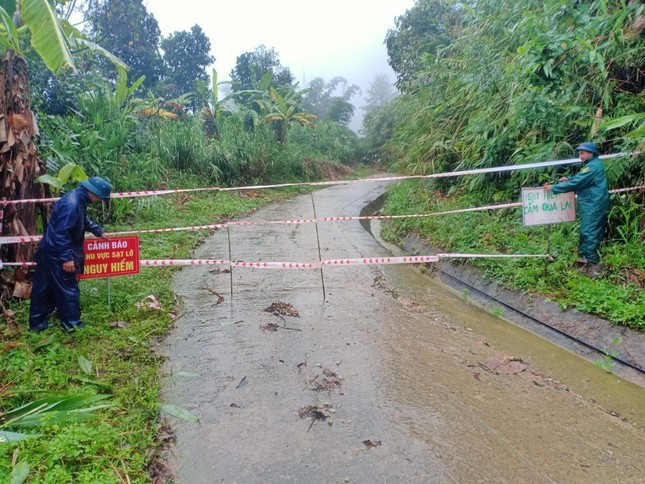 Đội mưa mở đường tiếp cận 450 hộ dân bị cô lập do sạt lở nghiêm trọng ảnh 1