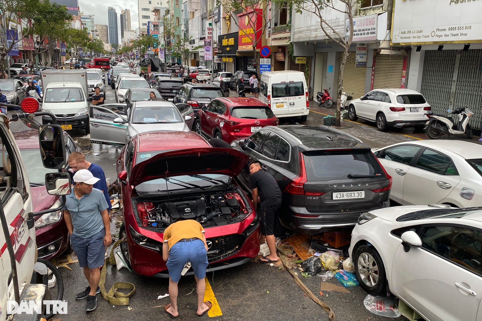 Đường phố Đà Nẵng ngổn ngang hàng trăm ôtô chết máy sau khi nước rút - 1