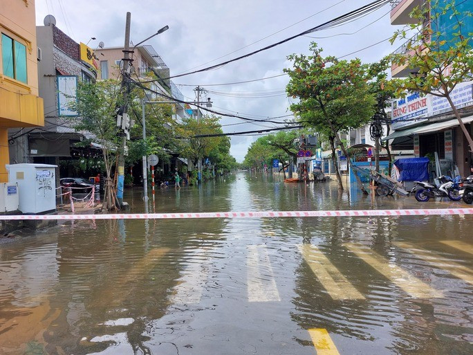 Ít nhất 4 trường hợp tử vong do mưa ngập tại Đà Nẵng - Ảnh 4.