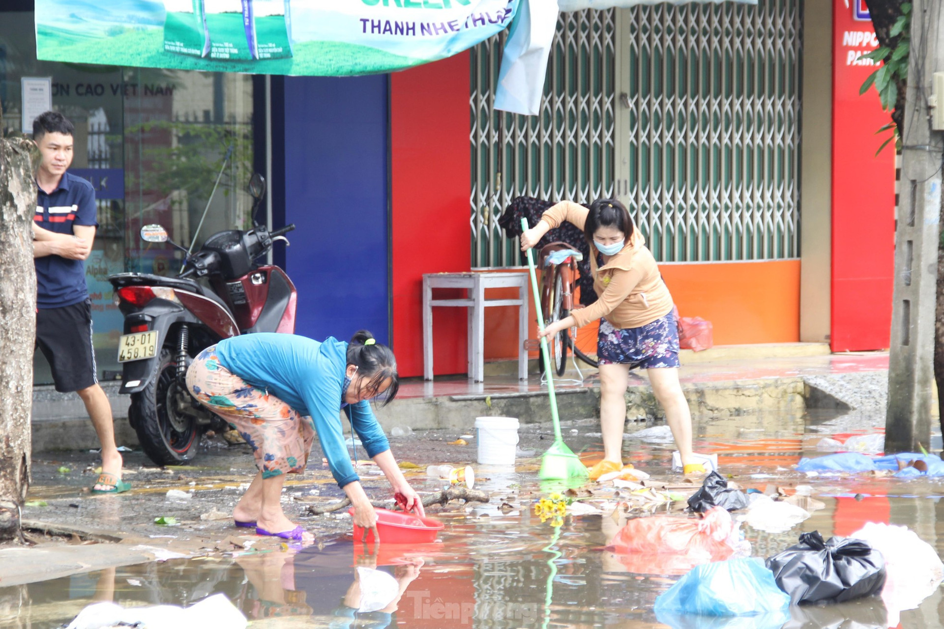 Thức xuyên đêm lo lắng, người dân Đà Nẵng lại tất bật dọn dẹp nhà cửa sau mưa ngập lịch sử ảnh 11