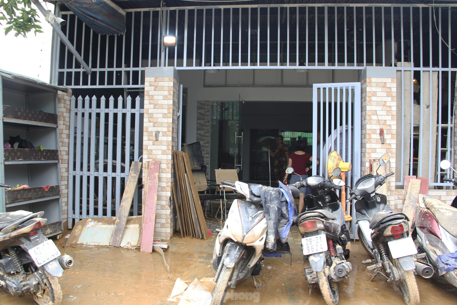 Thức xuyên đêm lo lắng, người dân Đà Nẵng lại tất bật dọn dẹp nhà cửa sau mưa ngập lịch sử ảnh 6