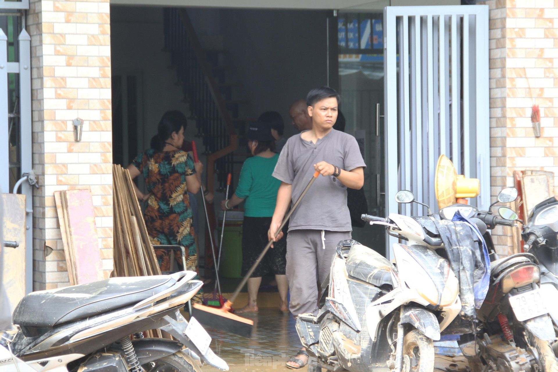 Thức xuyên đêm lo lắng, người dân Đà Nẵng lại tất bật dọn dẹp nhà cửa sau mưa ngập lịch sử ảnh 5