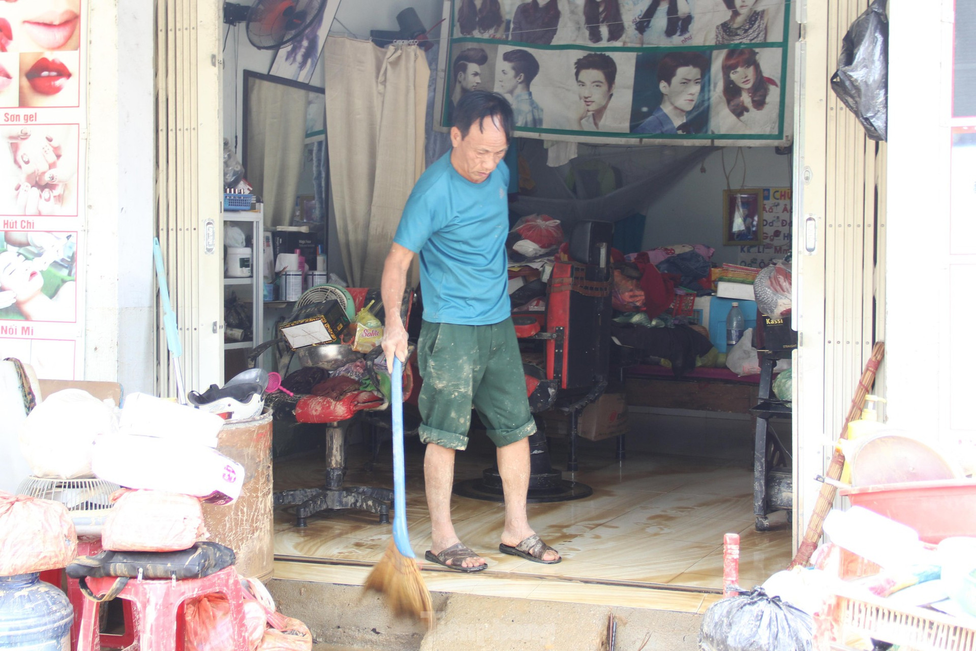 Thức xuyên đêm lo lắng, người dân Đà Nẵng lại tất bật dọn dẹp nhà cửa sau mưa ngập lịch sử ảnh 4
