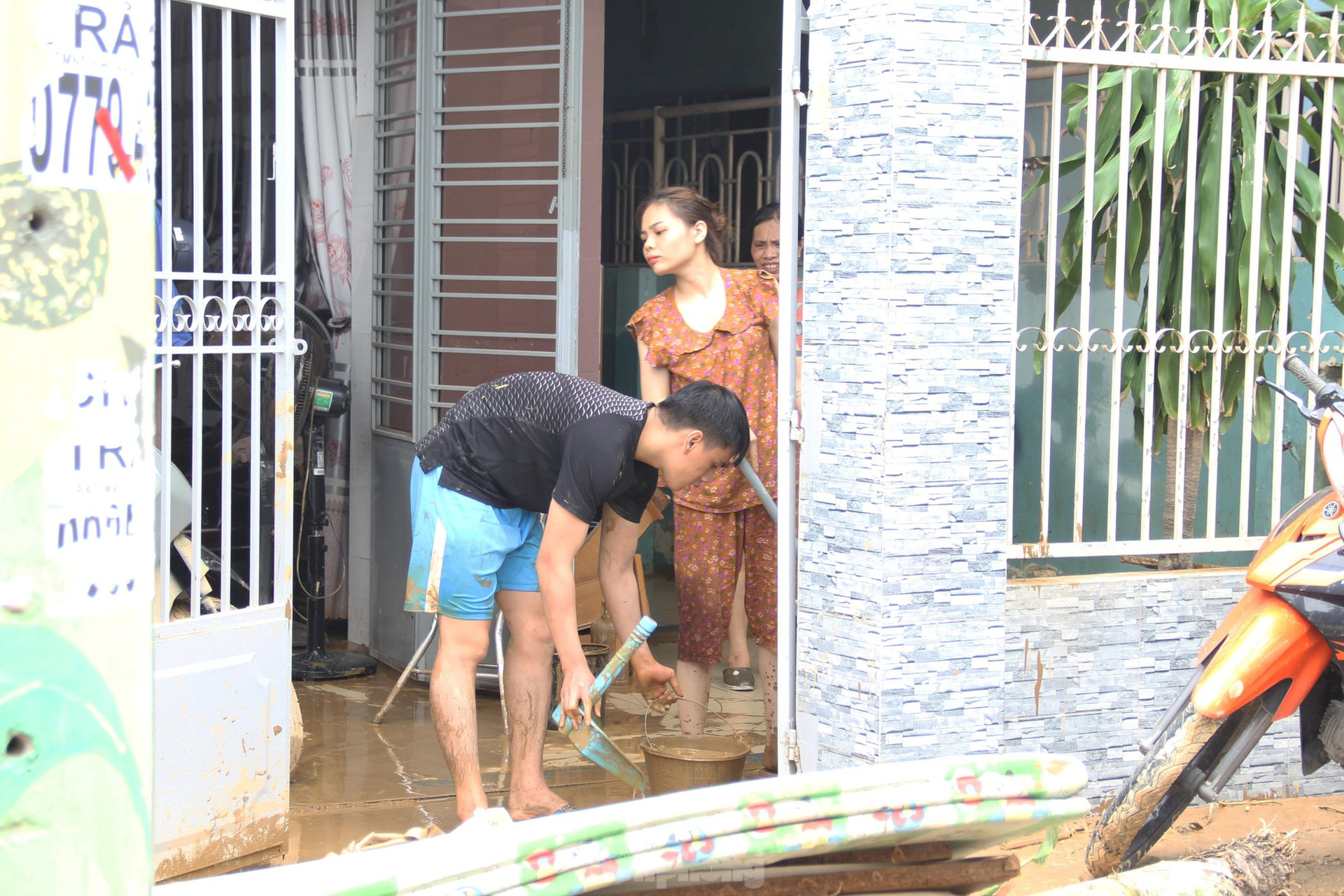 Thức xuyên đêm lo lắng, người dân Đà Nẵng lại tất bật dọn dẹp nhà cửa sau mưa ngập lịch sử ảnh 8