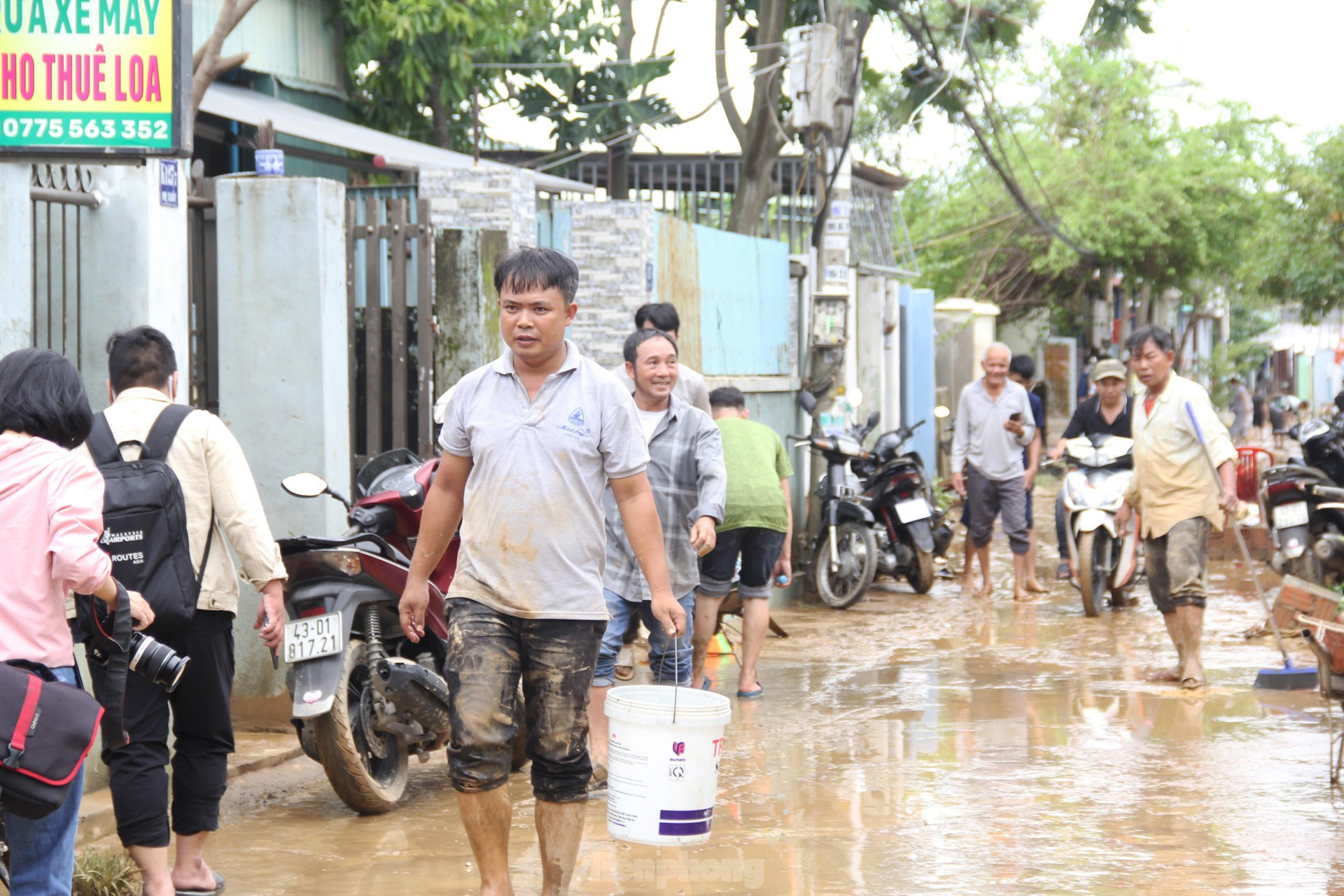Thức xuyên đêm lo lắng, người dân Đà Nẵng lại tất bật dọn dẹp nhà cửa sau mưa ngập lịch sử ảnh 1