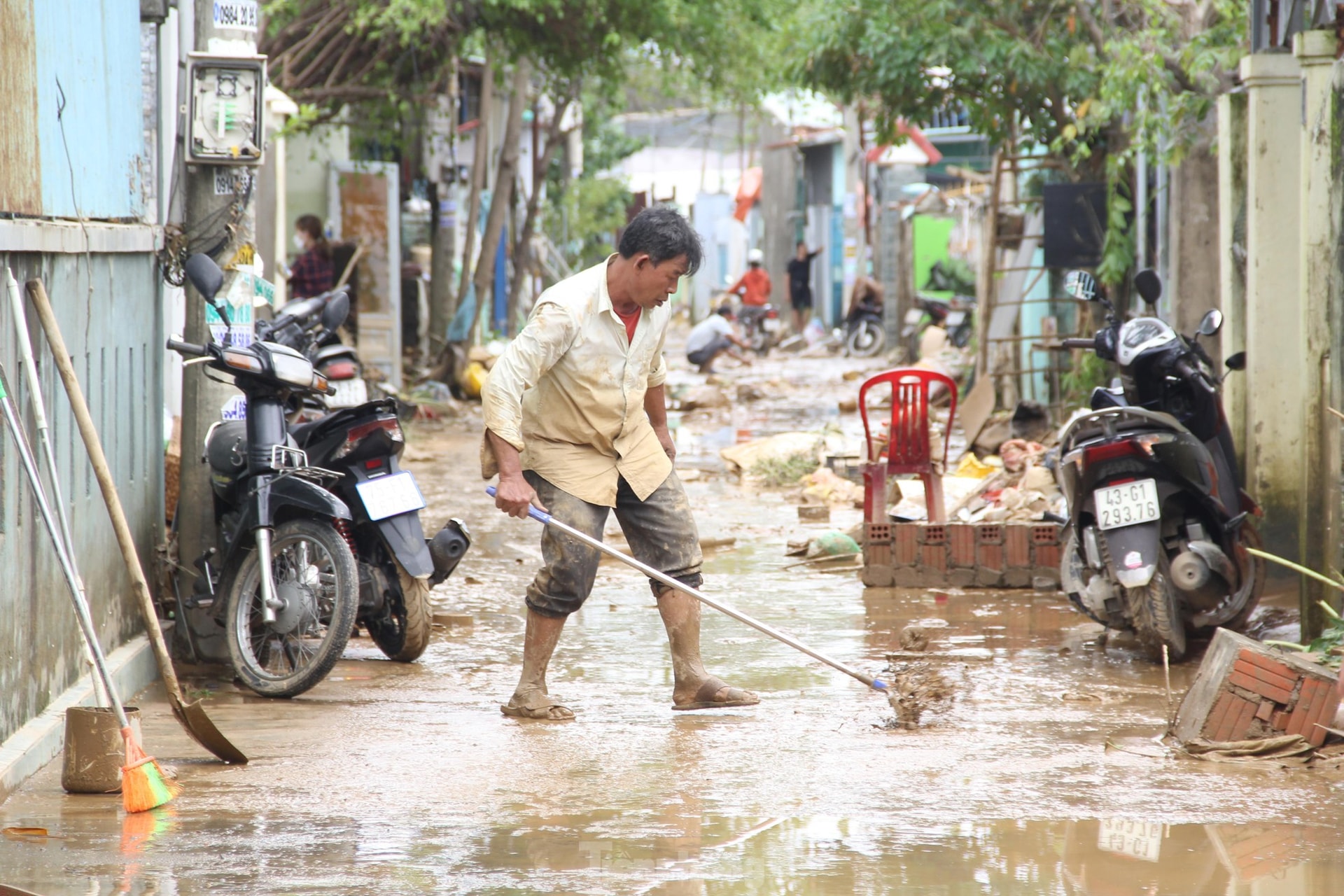 Thức xuyên đêm lo lắng, người dân Đà Nẵng lại tất bật dọn dẹp nhà cửa sau mưa ngập lịch sử ảnh 2