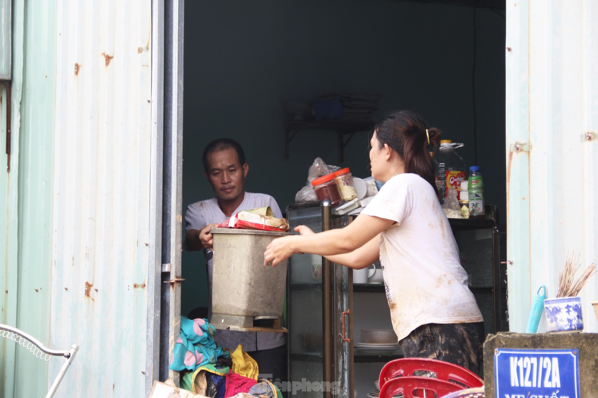 Thức xuyên đêm lo lắng, người dân Đà Nẵng lại tất bật dọn dẹp nhà cửa sau mưa ngập lịch sử ảnh 3