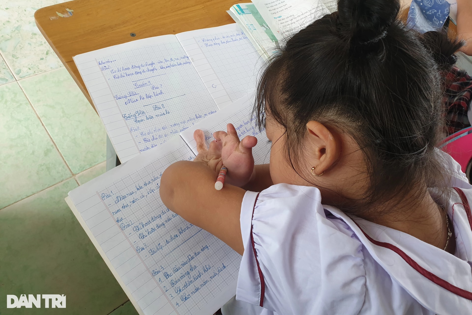 Nghị lực của cô học trò lớp 3 viết chữ bằng cùi tay - 3 Nghị lực của cô học trò lớp 3 viết chữ bằng cùi tay - 3