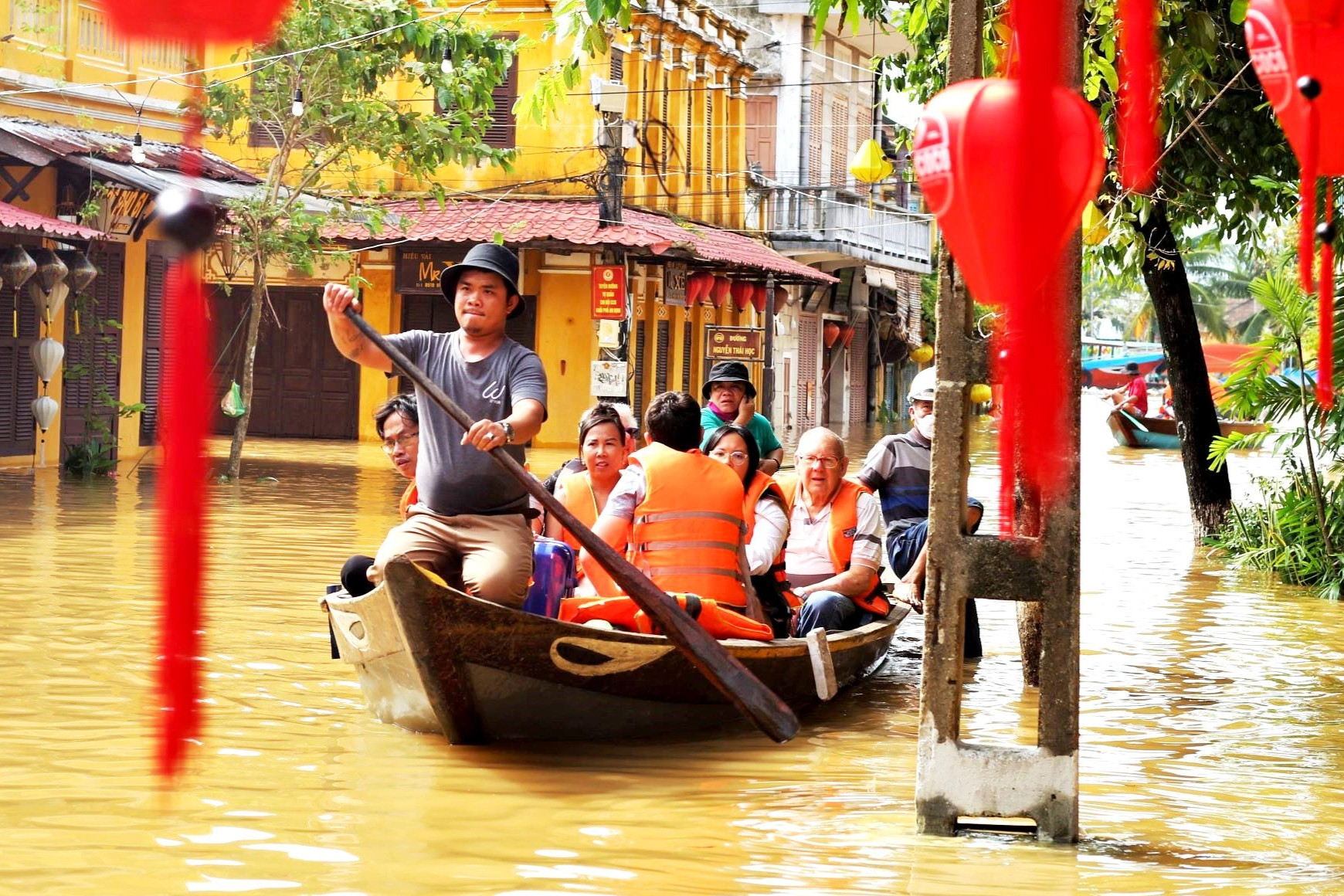 Kiếm tiền triệu mỗi ngày nhờ chở khách tham quan phố cổ mùa ngập lụt - 1