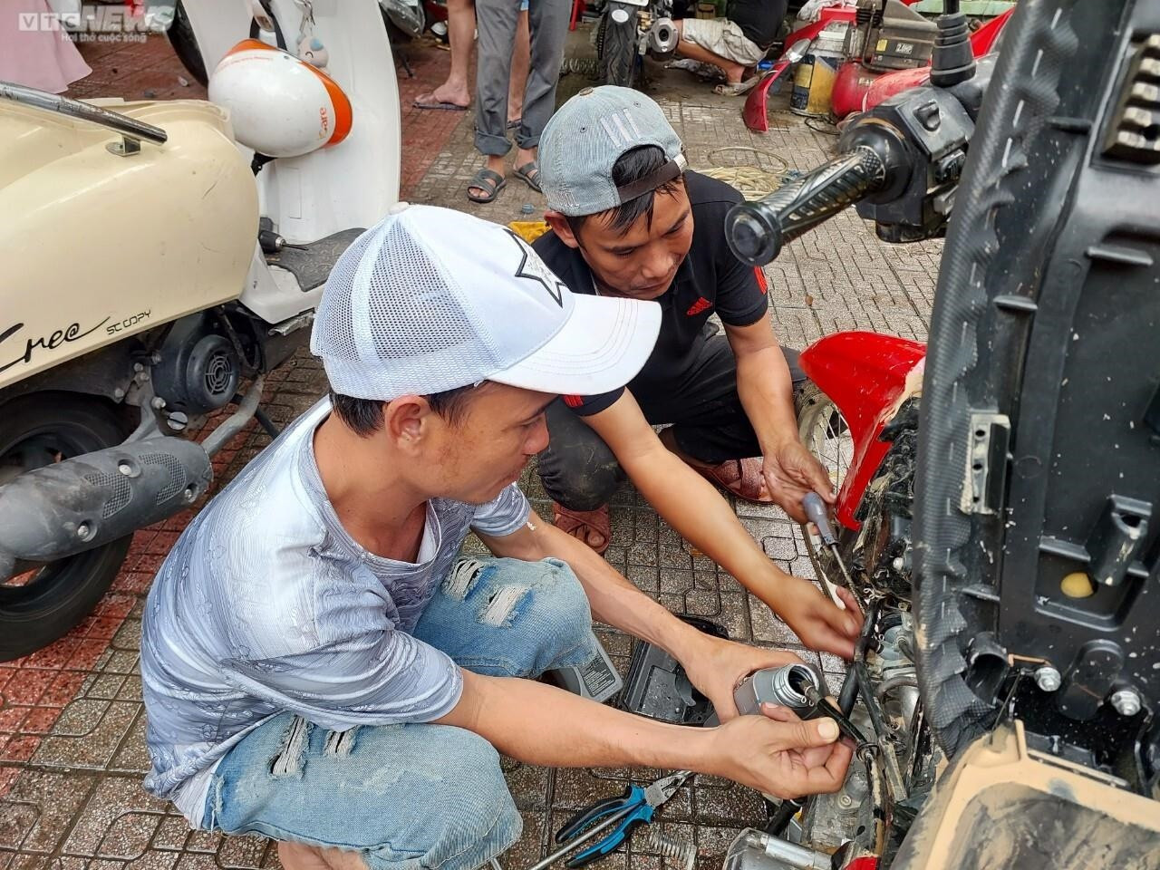 Ảnh: Nhóm bạn huyện miền núi Quảng Nam tới Đà Nẵng sửa xe miễn phí sau mưa lũ - 3
