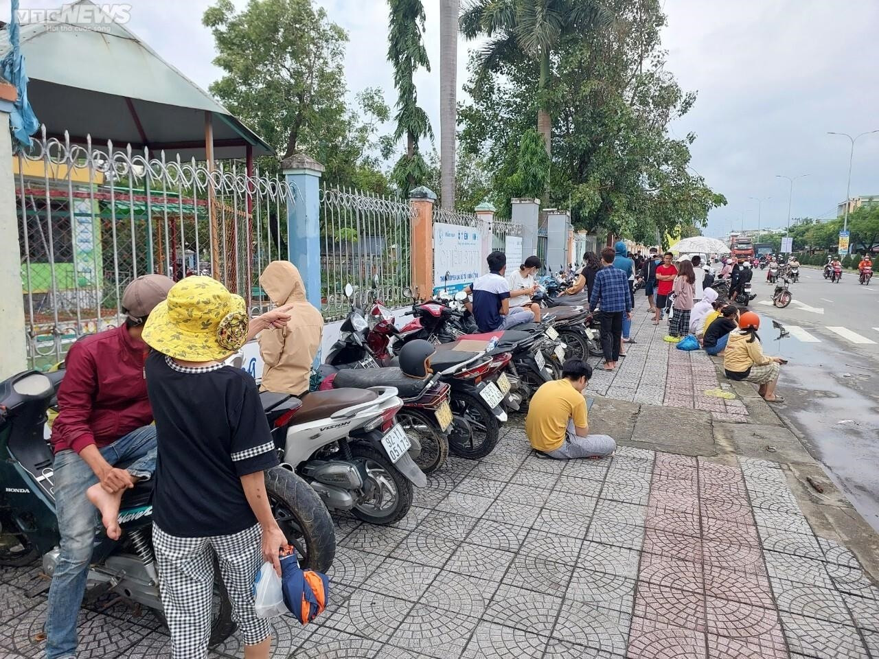 Ảnh: Nhóm bạn huyện miền núi Quảng Nam tới Đà Nẵng sửa xe miễn phí sau mưa lũ - 11