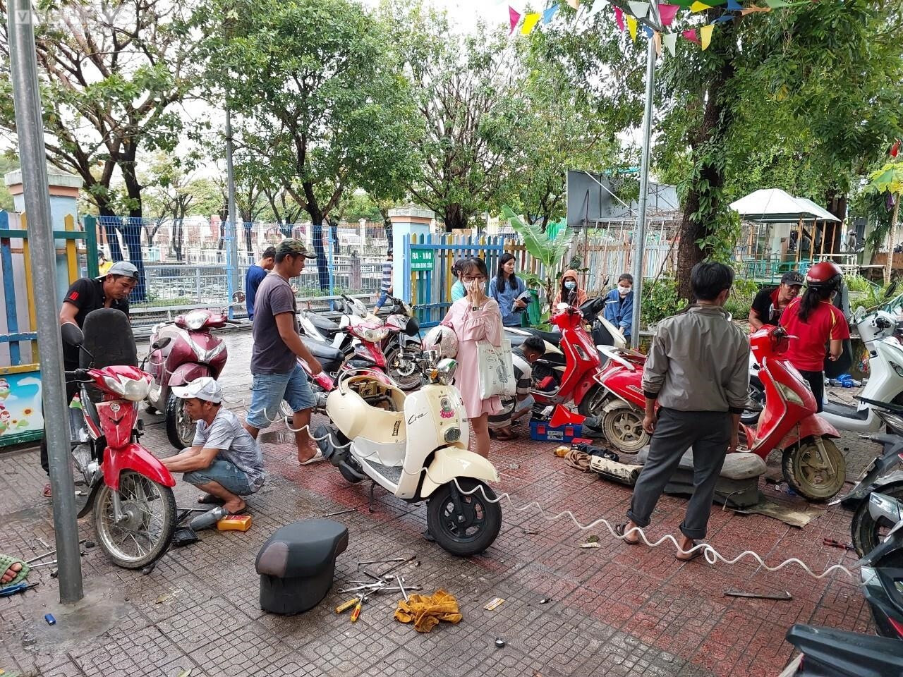 Ảnh: Nhóm bạn huyện miền núi Quảng Nam tới Đà Nẵng sửa xe miễn phí sau mưa lũ - 1