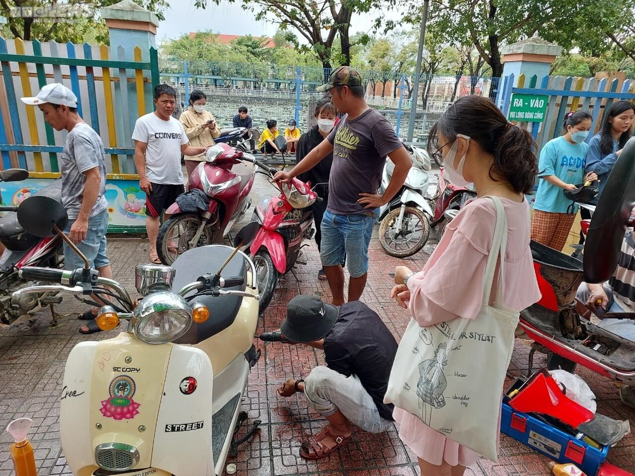 Ảnh: Nhóm bạn huyện miền núi Quảng Nam tới Đà Nẵng sửa xe miễn phí sau mưa lũ - 6