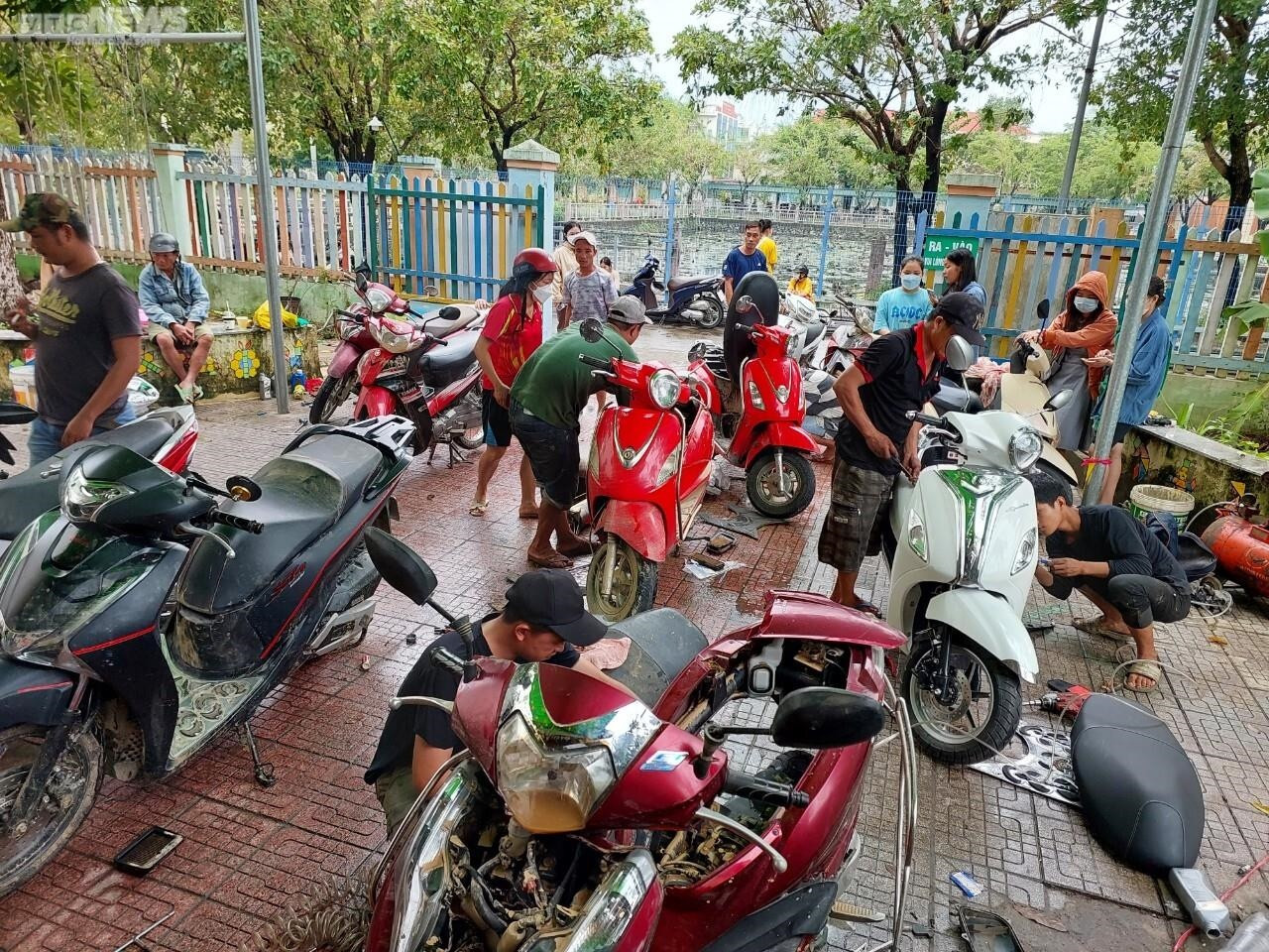 Ảnh: Nhóm bạn huyện miền núi Quảng Nam tới Đà Nẵng sửa xe miễn phí sau mưa lũ - 2