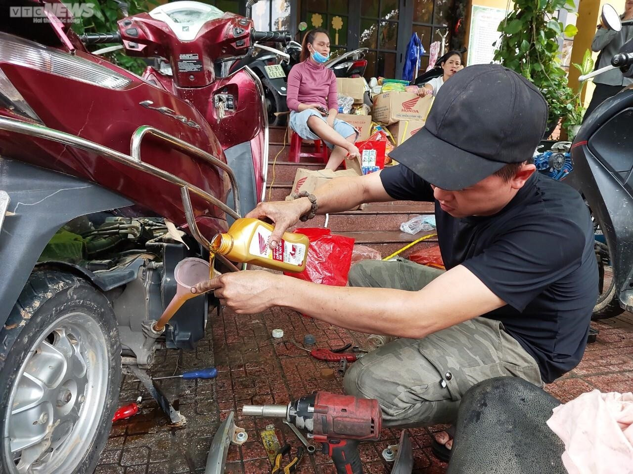 Ảnh: Nhóm bạn huyện miền núi Quảng Nam tới Đà Nẵng sửa xe miễn phí sau mưa lũ - 8
