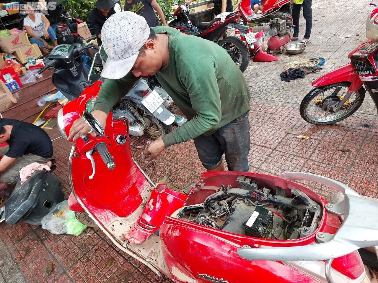 Ảnh: Nhóm bạn huyện miền núi Quảng Nam tới Đà Nẵng sửa xe miễn phí sau mưa lũ - 9