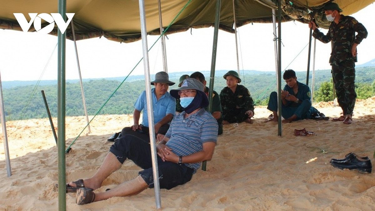 Tìm kiếm nạn nhân trong núi cát khổng lồ sau vụ sạt lở ở Bình Thuận - 1
